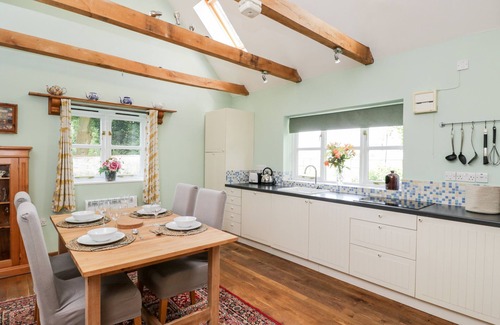 Giddeahall Cottage | LITTLE BARN, pet friendly, with open fire in Yatton Keynell