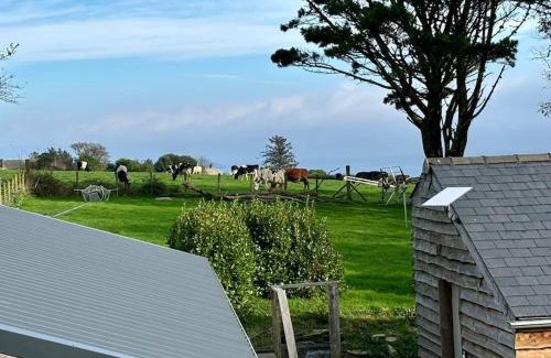 Mawnan Smith House | Little Bream - pretty cosy cottage, sea views, walk to the beach