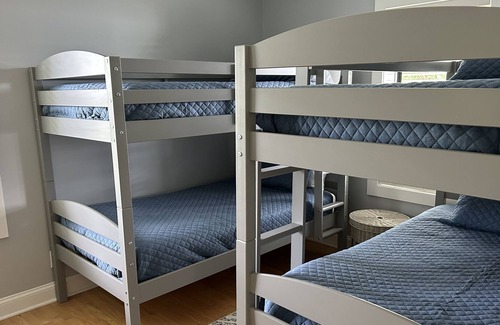West Bend House | Little Cedar Lake Cozy Cottage- Ski Resort and shops minutes away. Sleeps 8