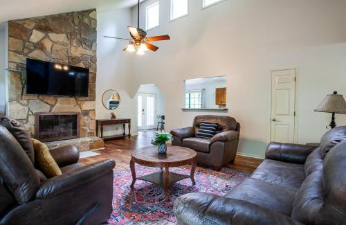 Gatlinburg - Pigeon Forge House | Little Cub Cottage - Mtn Views & Community Pools