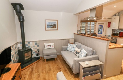 Caergeiliog Cottage | LITTLE NETHERLEIGH, pet friendly, with open fire in Trearddur Bay