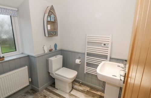 Caergeiliog Cottage | LITTLE NETHERLEIGH, pet friendly, with open fire in Trearddur Bay