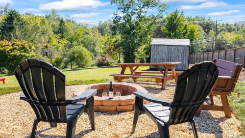 Fairview House | Little Pisgah Sunrise by AvantStay Mountain View