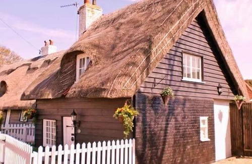 Walton on the Naze Cottage | LITTLE THATCH, pet friendly, with a garden in Walton-On-The-Naze