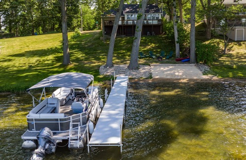 Dowagiac House | Little Twin Lake Cottage, Relaxing Updated Lakehouse - All Sports Lake