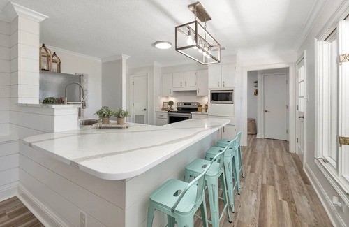 Brunswick House | Live Oak Cottage - Riverfront Getaway with Dock Access