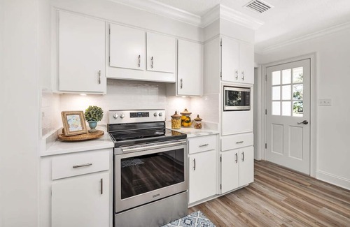 Brunswick House | Live Oak Cottage - Riverfront Getaway with Dock Access