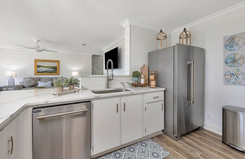 Brunswick House | Live Oak Cottage - Riverfront Getaway with Dock Access