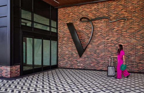 Central Oklahoma City Hotel | Lively Hotel On Oak Oklahoma City, Tapestry By Hilton