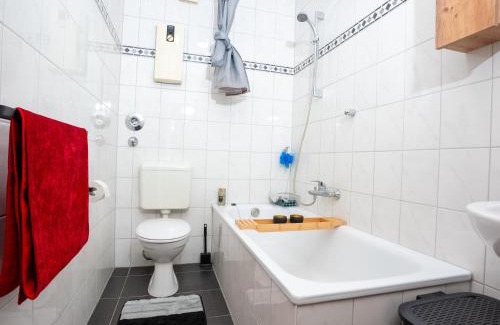 Marxloh Apartment | Livemore24 - Space in Duisburg WLAN - Smart-TV - 24-7 Check-in und Küche