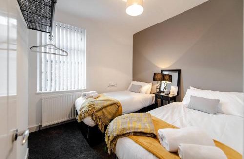 Anfield House | Liverpool Harrow Road Sleeps 6- Infinity Apartment