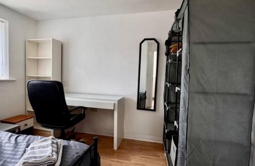Hunts Cross House | Liverpool Home from Home Sleeps 4 Free Parking Pass the Keys