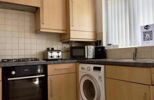 Hunts Cross House | Liverpool Home from Home Sleeps 4 Free Parking Pass the Keys