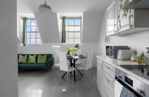 Didcot Apartment | LiveStay-Stylish 2Bed Apartment in Oxfordshire*1