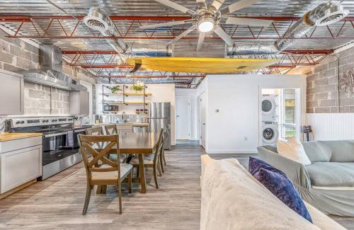 Fort Walton Beach Apartment | Livin Right Surf Loft: pickleball, basketball, close to the fun