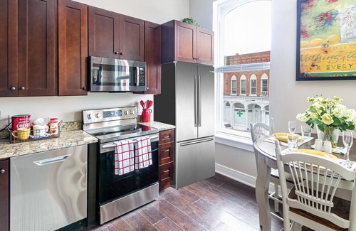 Constantine Apartment | ⭐️⭐️Living Large Downtown Constantine: Luxury Apartment Sleeps 4, Best Value⭐️⭐️