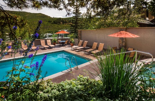Beaver Creek Apartment | Living Space with Access to Hot Tub, Pool & Gym