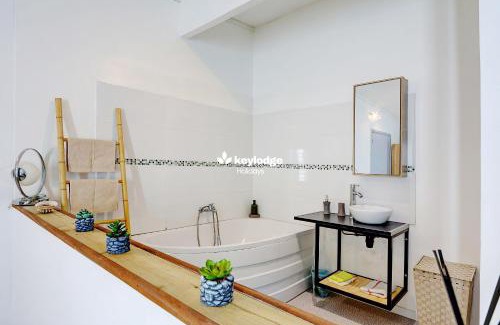 Saint-Pierre De La Reunion Apartment | Liyann - T2 avec vue sur mer - Terre Sainte