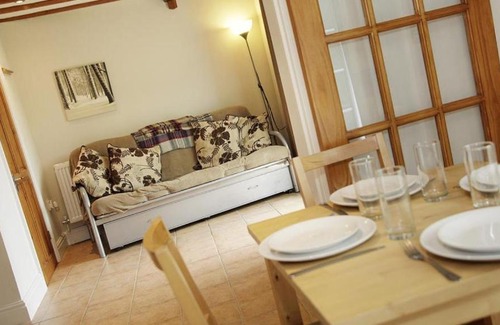 Crynant House | Llethryd Farm Cottage Two