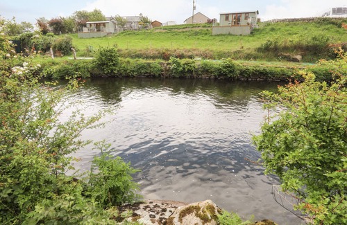 Llanrug Cottage | LLETY'R BUGAIL 1, pet friendly, with a garden in Llanrug
