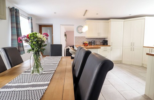 Llandderfel House | LLYS TIRION, pet friendly, with a garden in Bala