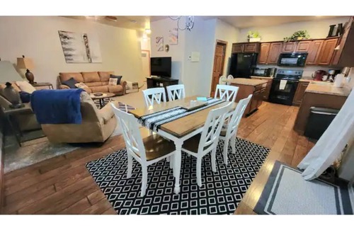 Sioux Falls House | LMD Townhouse 3 bdrm with HOT TUB and game room.