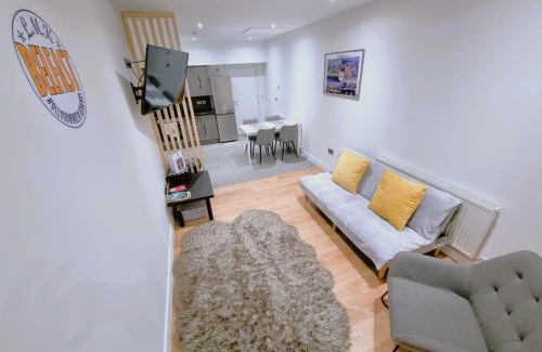 Belfast Apartment | LMK, spacious 1 bedroom Ground floor Apartment, EV charger, Free parking Wi-fi, Great location
