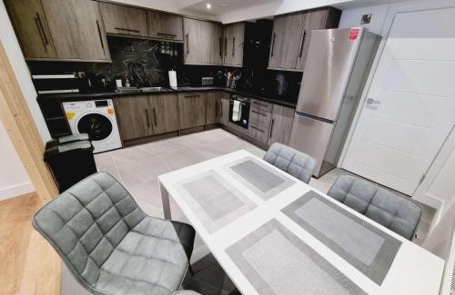 Belfast Apartment | LMK, spacious 1 bedroom Ground floor Apartment, EV charger, Free parking Wi-fi, Great location