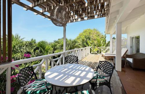 Dickenson Bay Apartment | Lo Studiolo