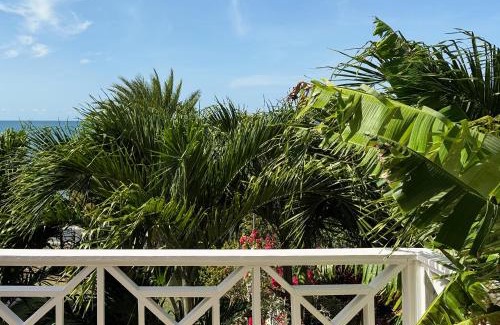 Dickenson Bay Apartment | Lo Studiolo