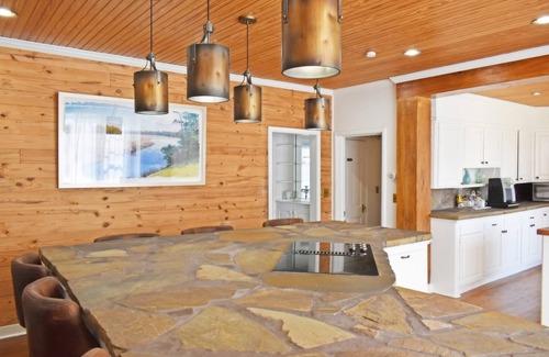 Forest House | Local landmark 4-bedroom estate with WiFi, AC on large farm in Forest, MS