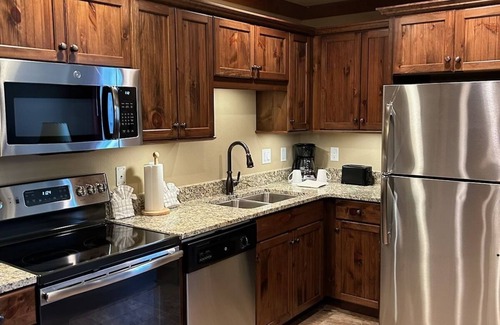 Gatlinburg - Pigeon Forge Resort | Located Between Gatlinburg Pigeon Forge With Waterpark 3 Pools and Putt Putt