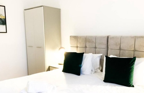 West Finchley Apartment | Located in Finchley, this lovely 2-bedroom apartment offers free parking and has a great location.