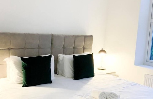 West Finchley Apartment | Located in Finchley, this lovely 2-bedroom apartment offers free parking and has a great location.
