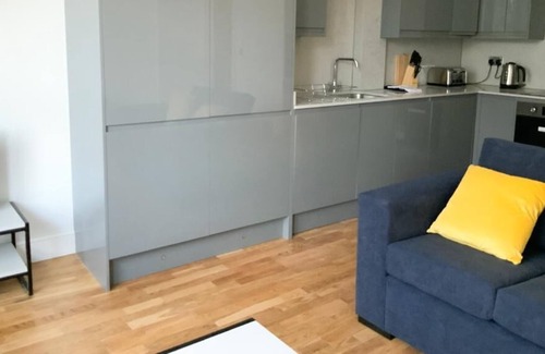 West Finchley Apartment | Located in Finchley, this lovely 2-bedroom apartment offers free parking and has a great location.