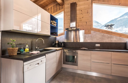 Villaroger Ski Chalet | Located less than 2 km from the ski lifts providing access to Arc 2000,