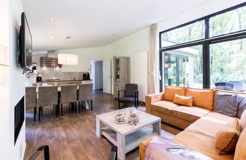 Wekerom House | Located on the edge of the forest with a spacious garden