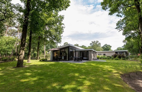 Wekerom House | Located on the edge of the forest with a spacious garden