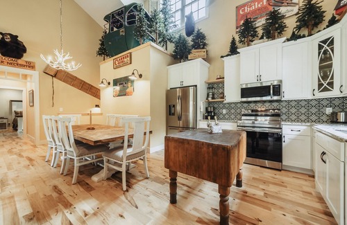 Gatlinburg Ski Chalet | LOCATION! 1/2 mile to downtown, 5 bdrs & hot tub