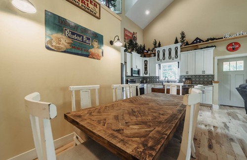 Gatlinburg Ski Chalet | LOCATION! 1/2 mile to downtown, 5 bdrs & hot tub