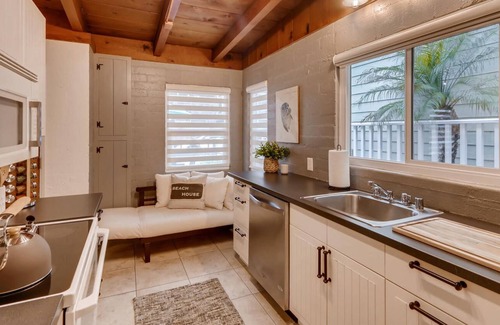 South Mission Beach Cottage | LOCATION! A/C. Play w/Beach Gear. Private Patio. CLEAN. Parking