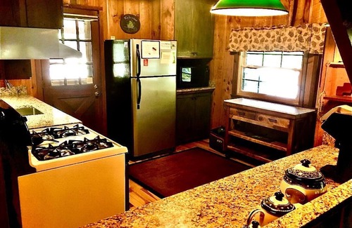 North Conway Cabin | LOCATION! A mountain cabin with western decor at Echo Lake/Cathedral ledge.