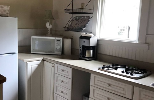 Bass River Cabin | LOCATION! Cabin sleeps3, POOL, 1 mile to OCEAN, Kitchen/Grill, Pet ok, Parking