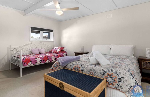 Falcon House | Location plus! Beachy 3 BR holiday home with views