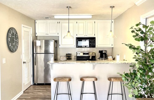 Auburn Condo | LOCATION! | Walk to Stadium and Toomer’s | Cozy 4BR Condo in the Heart of Auburn