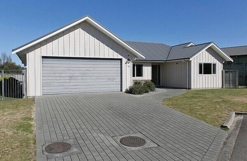 Taupo Cottage | Lochaber Lodge - Acacia Bay Holiday Home
