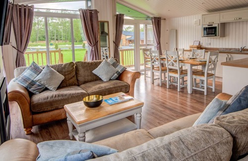 Errol Cottage | LODGE 10 - THE CEDARS, family friendly, with hot tub in Errol