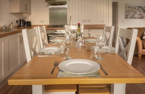 Errol Cottage | LODGE 10 - THE CEDARS, family friendly, with hot tub in Errol
