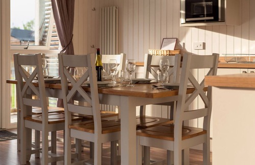 Errol Cottage | LODGE 10 - THE CEDARS, family friendly, with hot tub in Errol