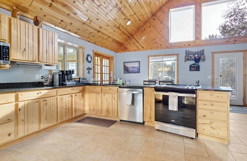 Holcombe House | Lodge Getaway Large Family Home Lake Holcombe Retreat & Event Center House